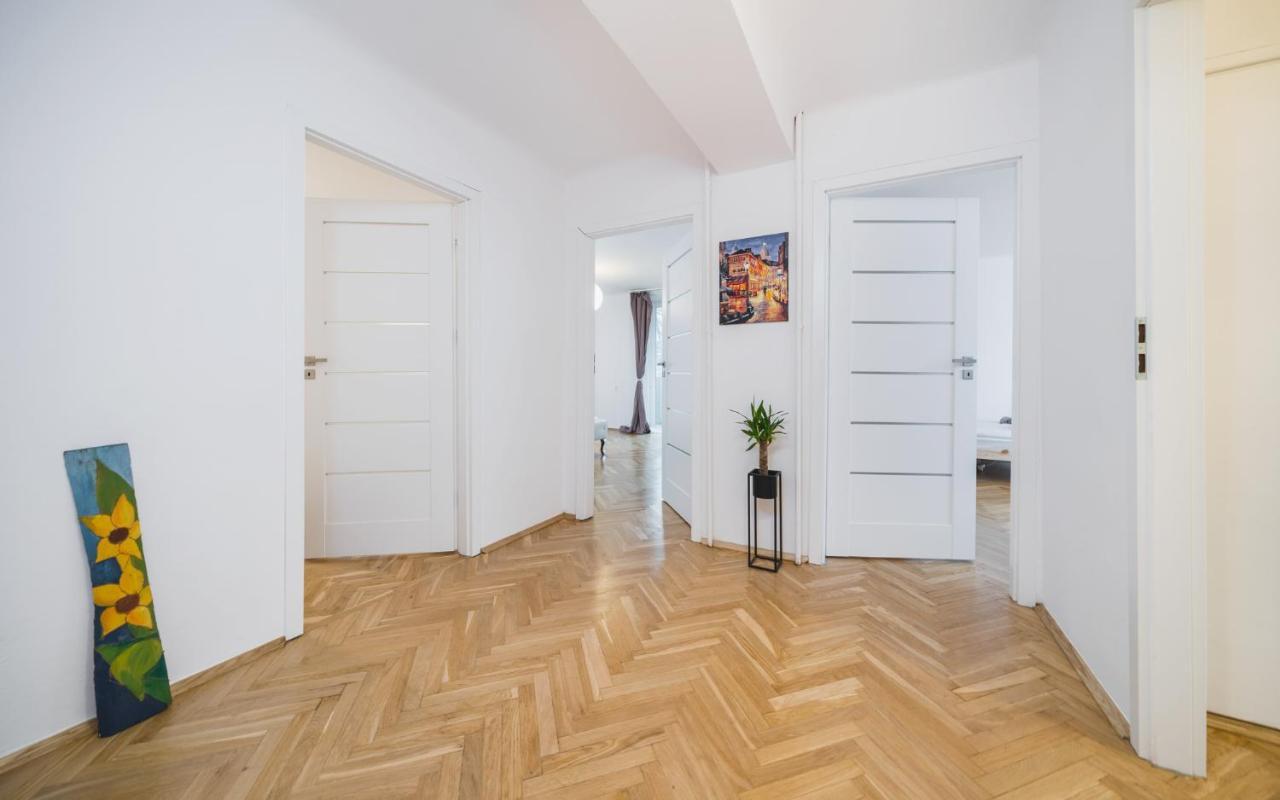 Sunshine Parkside Hideaway - 3 Bedroom - By Upstairs Kraków Zewnętrze zdjęcie