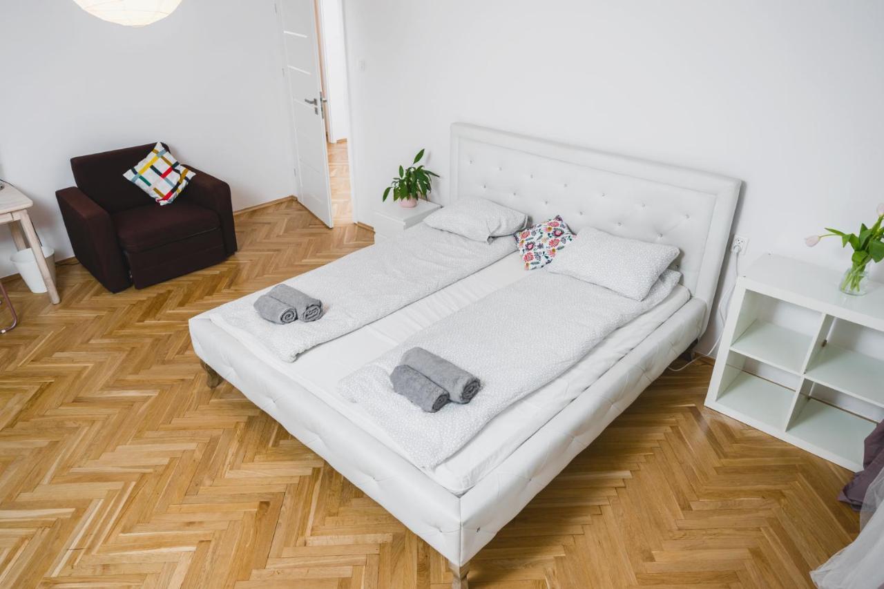 Sunshine Parkside Hideaway - 3 Bedroom - By Upstairs Kraków Zewnętrze zdjęcie