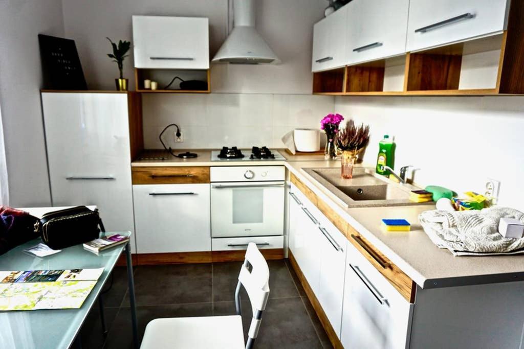 Sunshine Parkside Hideaway - 3 Bedroom - By Upstairs Kraków Zewnętrze zdjęcie